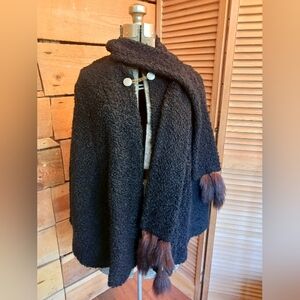Elegant Black Vintage 1930s 1940s Cape with Fur Trim